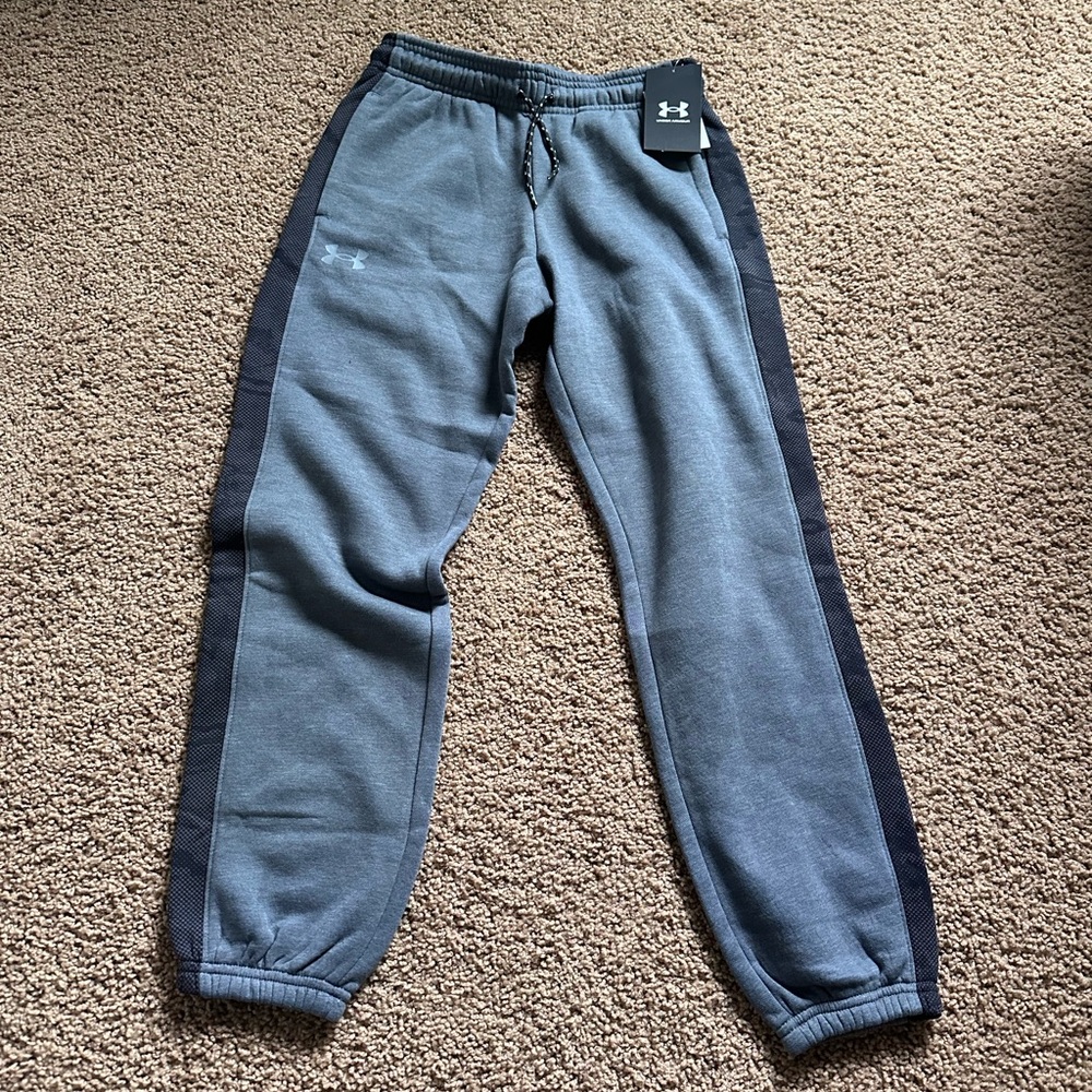 NWT: Boys UnderArmor sweatpants- size 7/8.